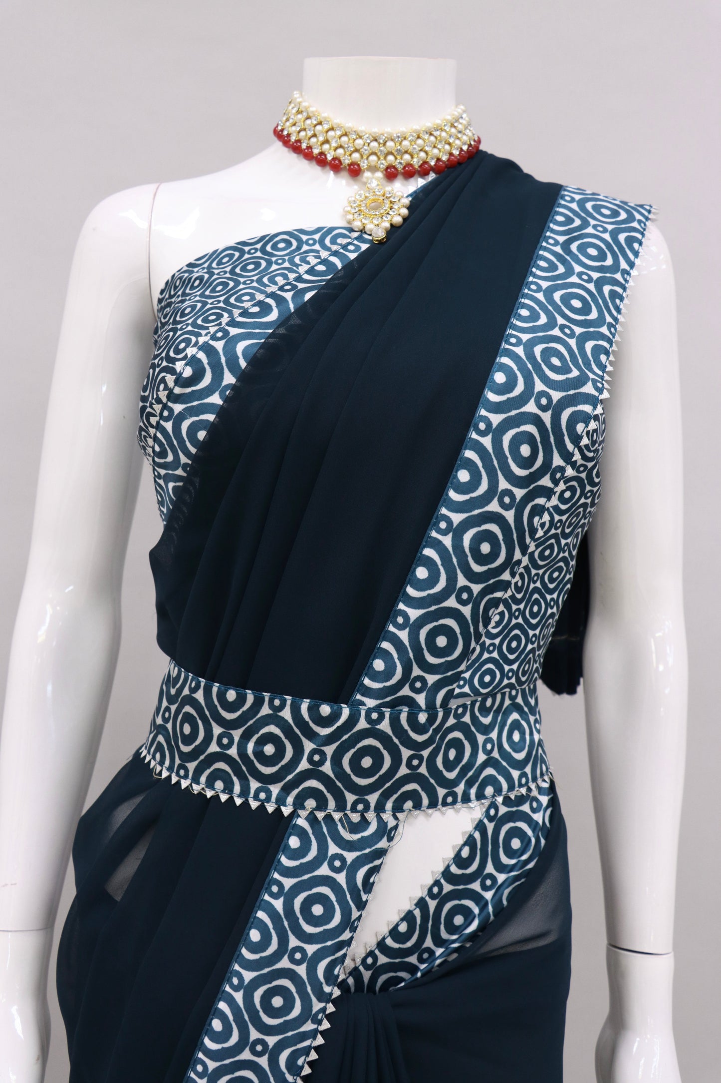 Modern Stylish Digital Printed Lace Border Saree with Printed Blouse piece